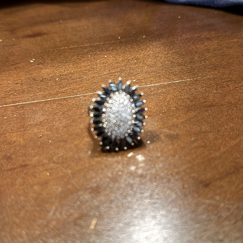 Beautiful women’s ring with black and crystal colors.